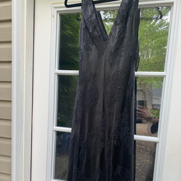 Simple lace black dress - Picture 2 of 5